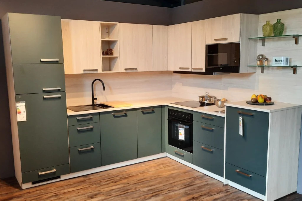 L-Küche „Cindy“ in Black-green kombiniert mit Shell-Oak