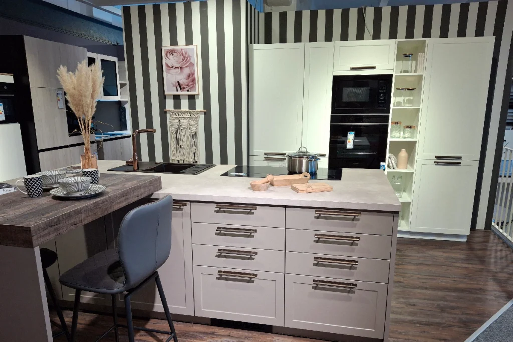 Küche im Landhausstyle „Sophie“ in Weiß und Greige