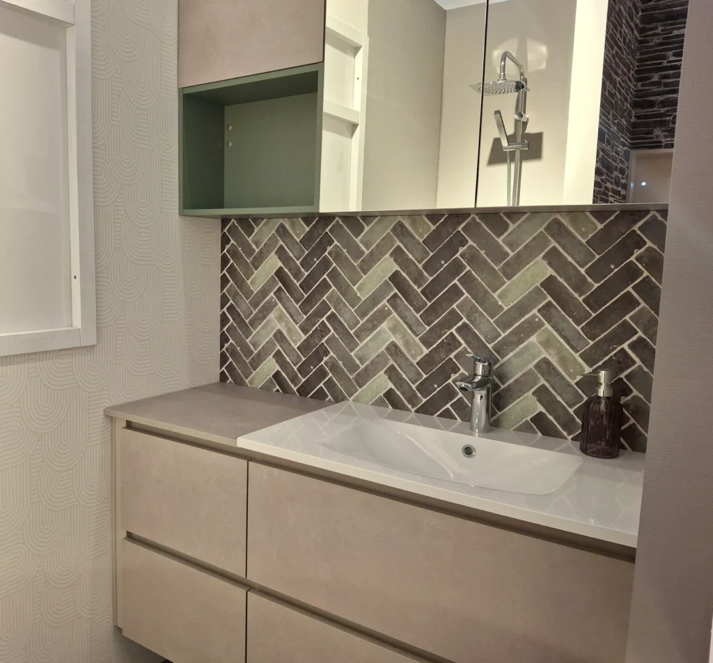 Badeinrichtung „Riva“ in Sand und Olive