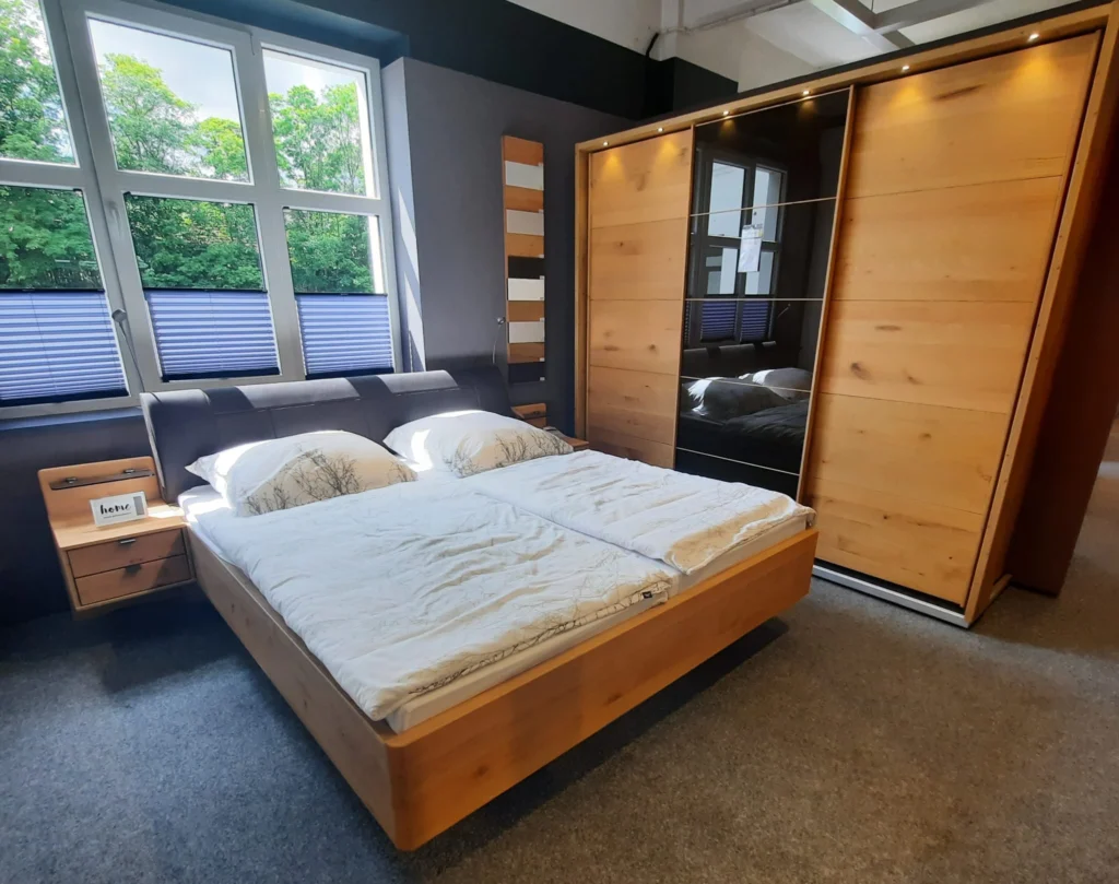 Schlafzimmer „Cardiff“ in Eiche bianco teilmassiv, mit Schwebetürenschrank, Komfortbett mit schwebender Optik und Nachtschränken