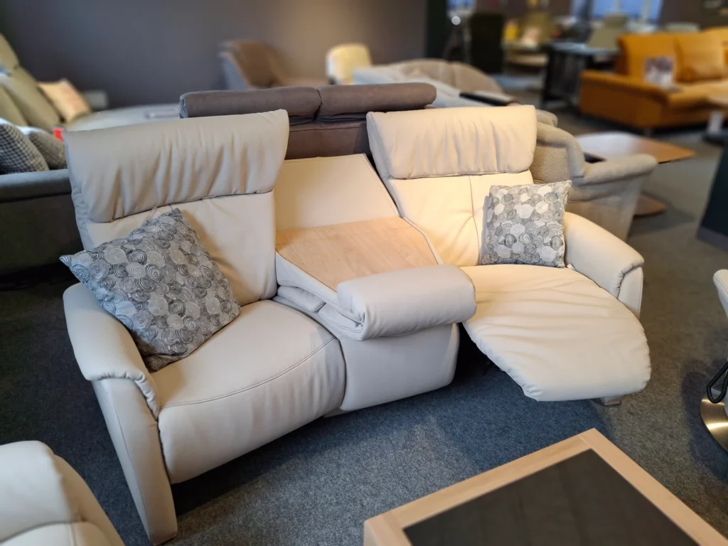 Echtes Leder trifft auf Funktion, Trapezsofa „Cumuli 4926“ aus Longlife-Leder mit Holzteilen in Wildeiche