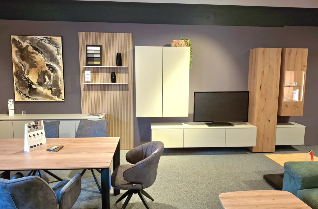 Moderne Ess- und Wohnzimmerplanung „Easytouch“ in Sand gestaltet mit Eiche-Echtholz furnierten Vitrinen-Möbeln