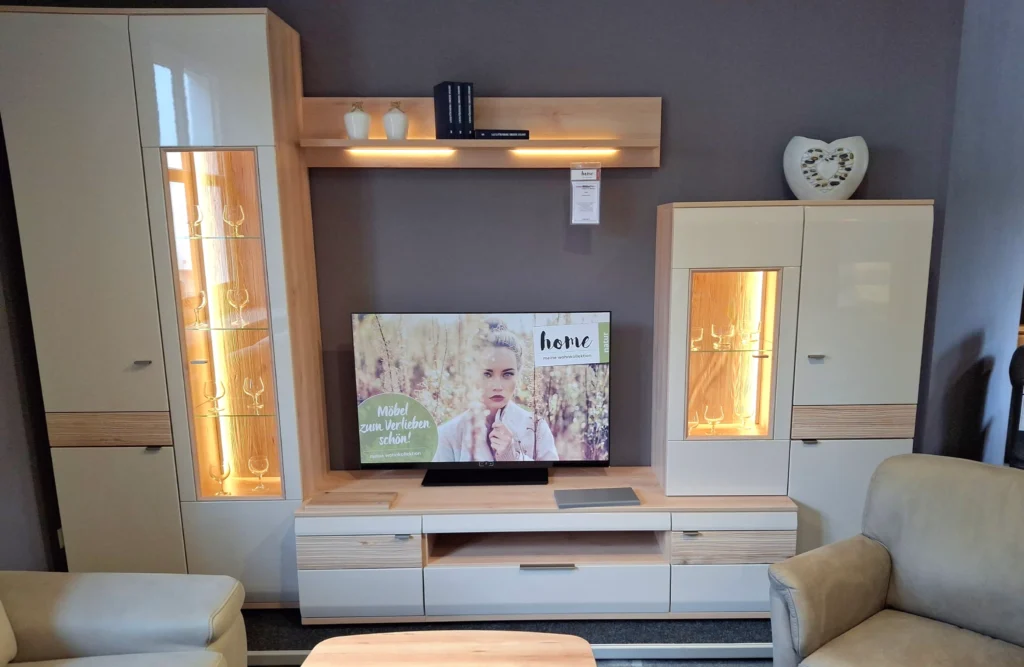 Zeitloses Wohnzimmer-Möbel „Mira“ in Cappuccino-Dekor Hochglanz mit Naturbuche-Dekor