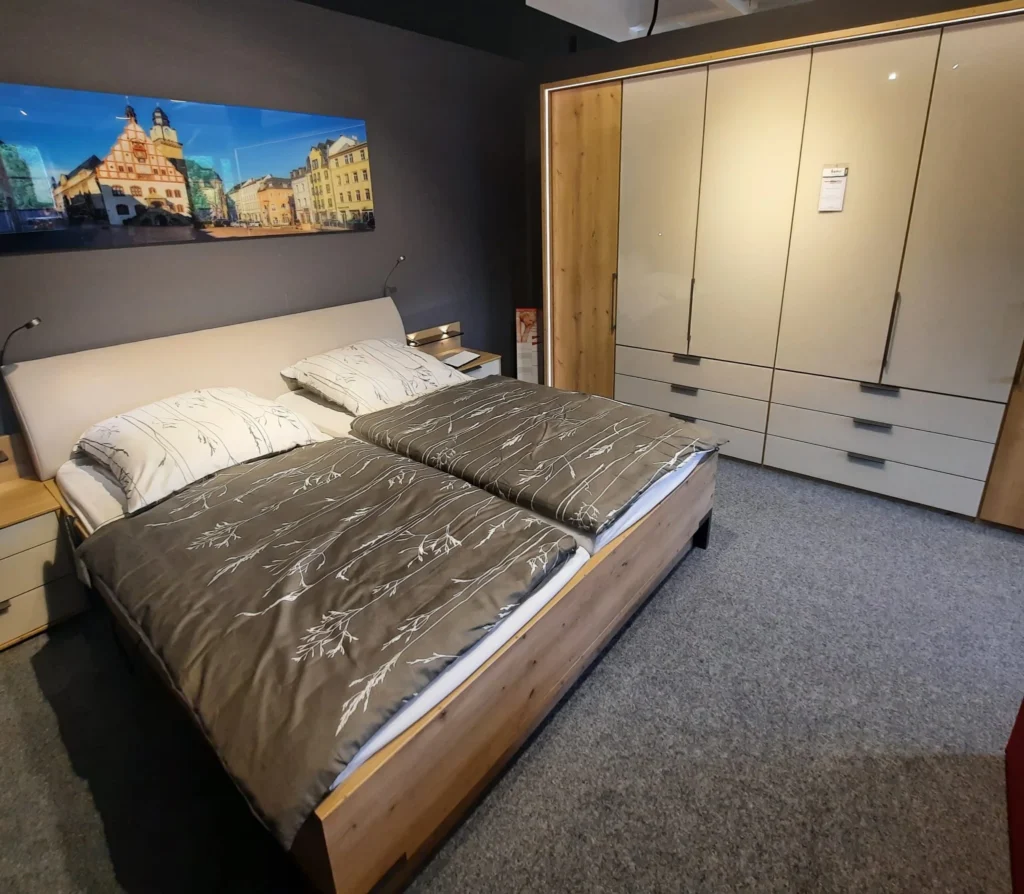 Schlafzimmer-Einrichtung „Monaco“ in Eiche bianco Dekor mit Glasfronten Champagner, inkl. Drehtürenschrank, Bettanlage mit Nachtschränken