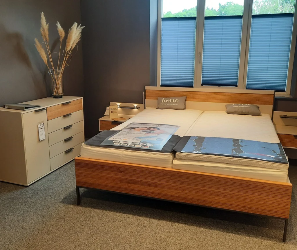 Moderne Schlafzimmer-Kombination „Verona“ in Glasfront Champagner und Rillenstruktur Eiche massiv